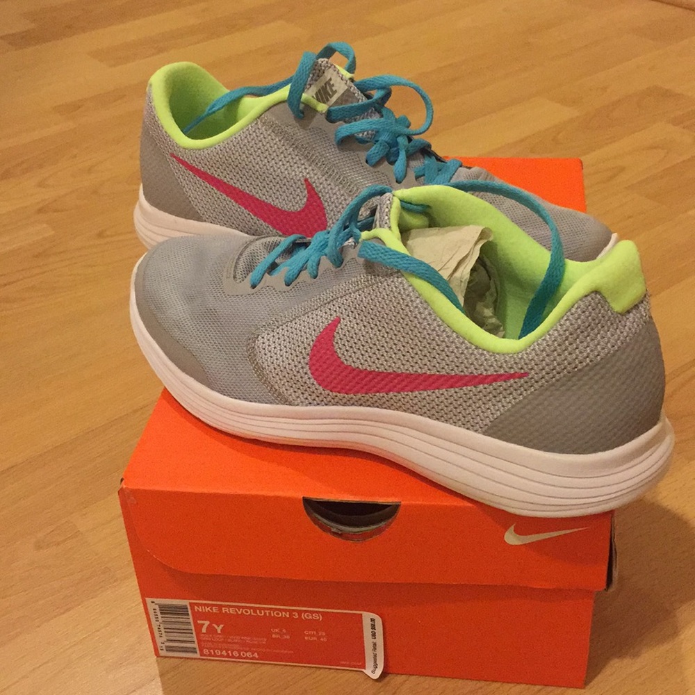 Nike revolution 3